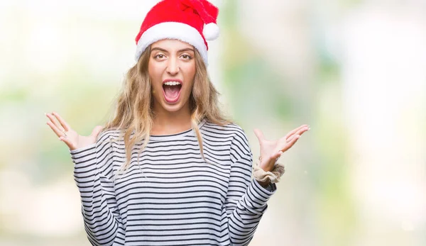 上クリスマス帽子身に着けている美しい若いブロンドの女性は狂気の背景を分離し 怒って叫んで 叫んで積極的な表現と腕を上げます 欲求不満のコンセプト — ストック写真