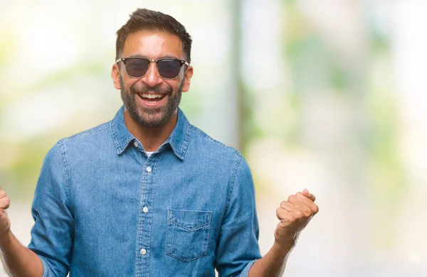 Erwachsener Hispanischer Mann Mit Sonnenbrille Über Isoliertem Hintergrund Der Überrascht — Stockfoto