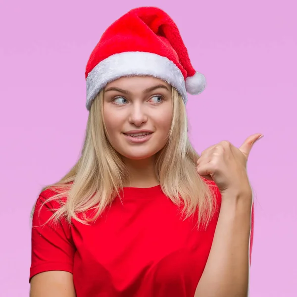 Unga Kaukasiska Kvinna Som Bär Jul Hatt Över Isolerade Bakgrund — Stockfoto