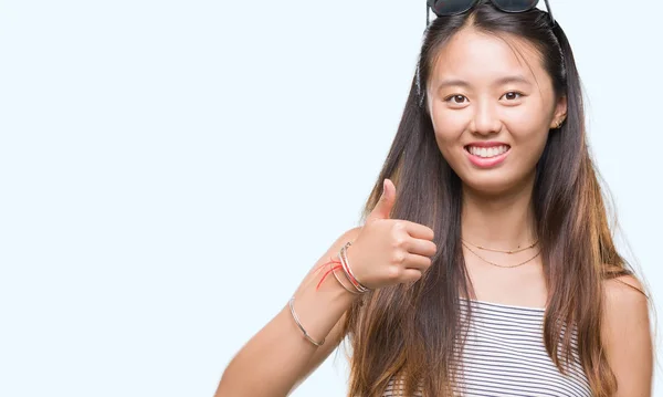 Junge Asiatische Frau Mit Sonnenbrille Über Isoliertem Hintergrund Macht Glückliche — Stockfoto
