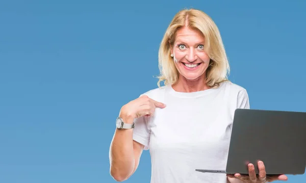 Medelålders Blond Kvinna Med Dator Laptop Isolerade Bakgrund Med Överraskning — Stockfoto