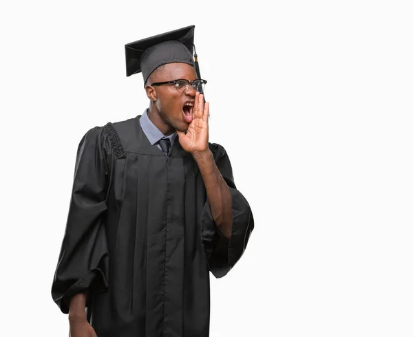 Νέοι Αποφοίτησε Αφρικανική Αμερικανική Άνθρωπος Πέρα Από Απομονωμένο Υπόβαθρο Φώναζαν — Φωτογραφία Αρχείου