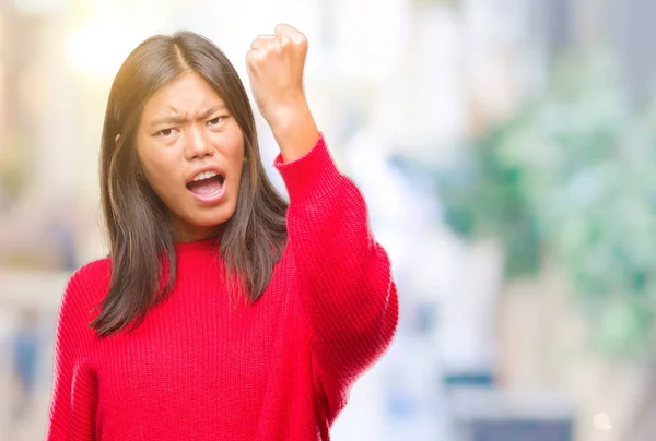 Junge Asiatische Frau Winterpullover Über Isoliertem Hintergrund Wütend Und Wütend — Stockfoto