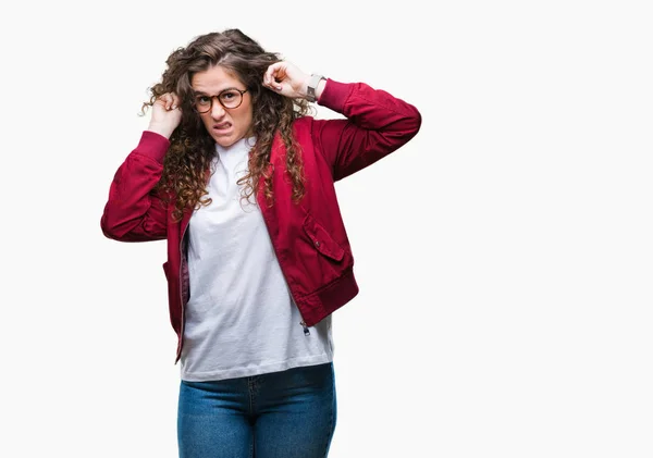 Hermosa Morena Pelo Rizado Joven Con Chaqueta Gafas Sobre Fondo —  Fotos de Stock