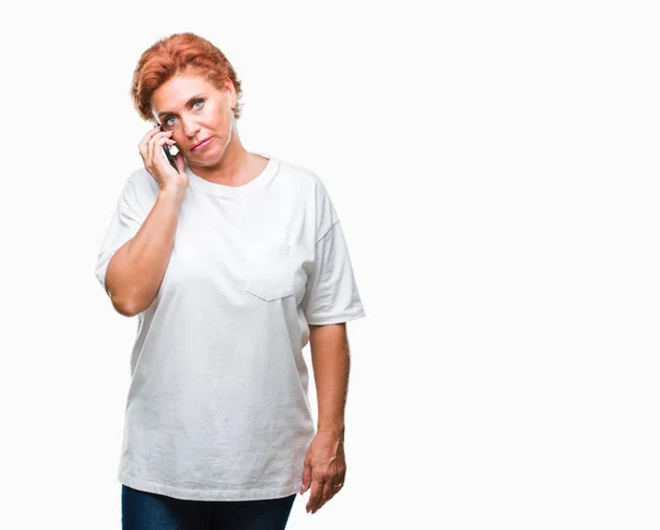 Atractiva Mujer Pelirroja Caucásica Senior Hablando Teléfono Inteligente Sobre Fondo — Foto de Stock