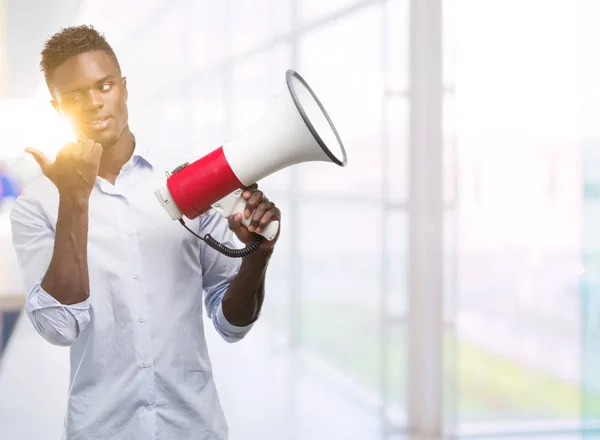 Jovem Afro Americano Segurando Megafone Apontando Com Mão Dedo Para — Fotografia de Stock