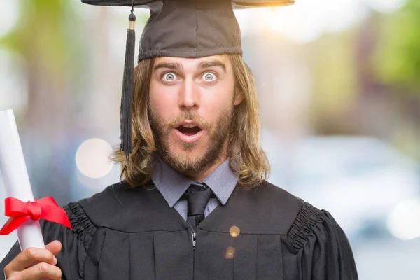 Joven Hombre Apuesto Graduado Con Pelo Largo Sosteniendo Grado Sobre — Foto de Stock