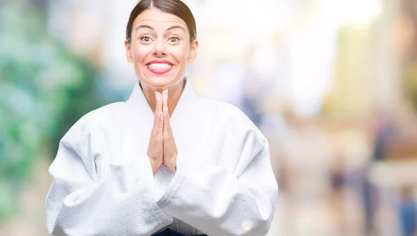 Wanita Cantik Mengenakan Seragam Kimono Karate Atas Latar Belakang Terisolasi — Stok Foto