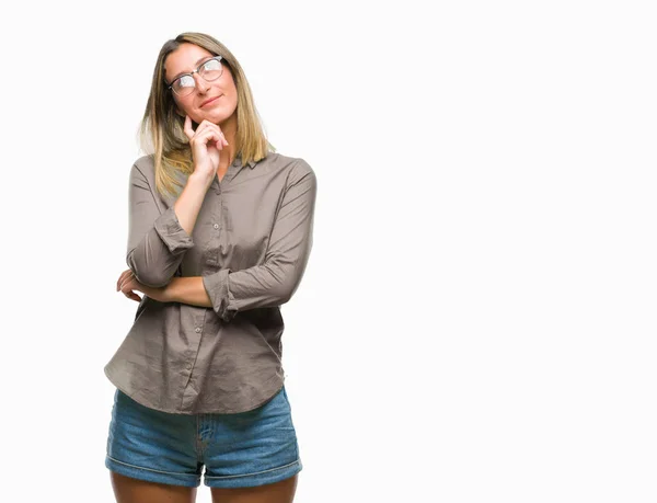 Mulher Bonita Nova Sobre Fundo Isolado Com Mão Queixo Pensando — Fotografia de Stock