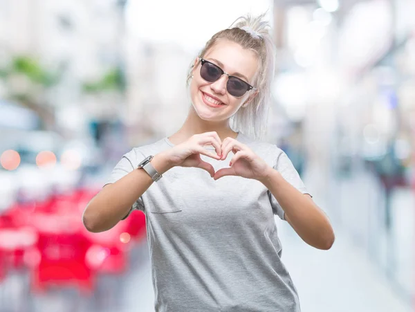 Jeune Femme Blonde Portant Des Lunettes Soleil Sur Fond Isolé — Photo