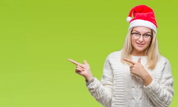 Giovane Donna Caucasica Indossa Cappello Natale Sfondo Isolato Sorridente Guardando — Foto Stock