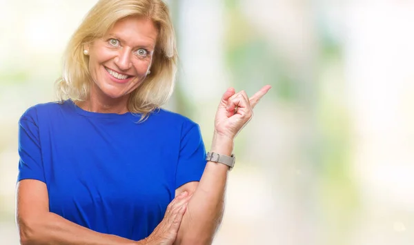Blonde Frau Mittleren Alters Über Isoliertem Hintergrund Mit Einem Breiten — Stockfoto