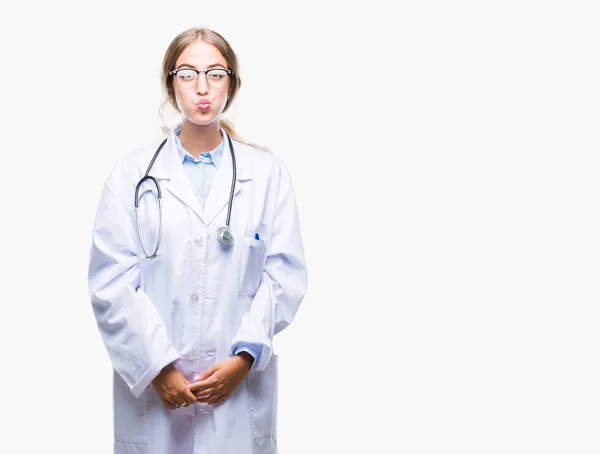 Linda Jovem Mulher Médica Loira Vestindo Uniforme Médico Sobre Fundo — Fotografia de Stock
