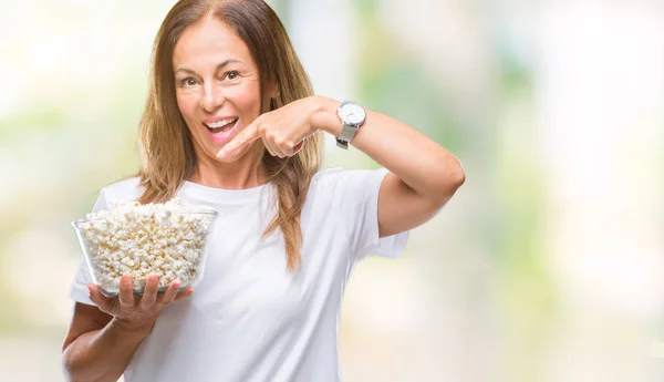 Medioevo Donna Ispanica Mangiare Popcorn Sfondo Isolato Molto Felice Puntando — Foto Stock