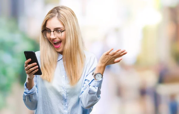 Joven Mujer Negocios Rubia Hermosa Usando Teléfono Inteligente Sobre Fondo —  Fotos de Stock