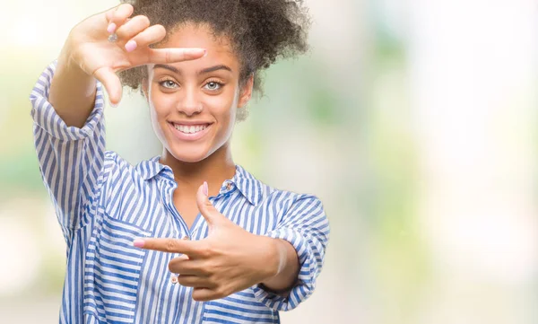 笑顔の幸せそうな顔で指と手作りフレーム分離の背景に若いアフロ アメリカ人女性 創造性と写真のコンセプト — ストック写真