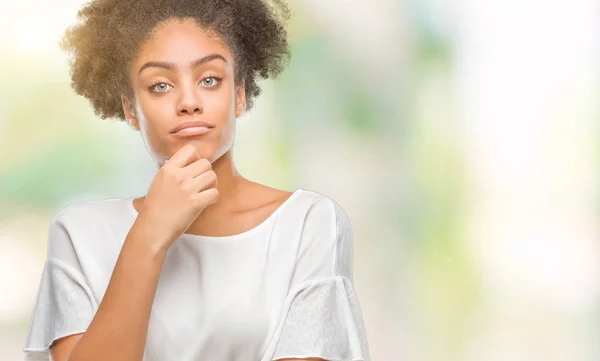 Mujer Afroamericana Joven Sobre Fondo Aislado Mirando Confiado Cámara Con — Foto de Stock