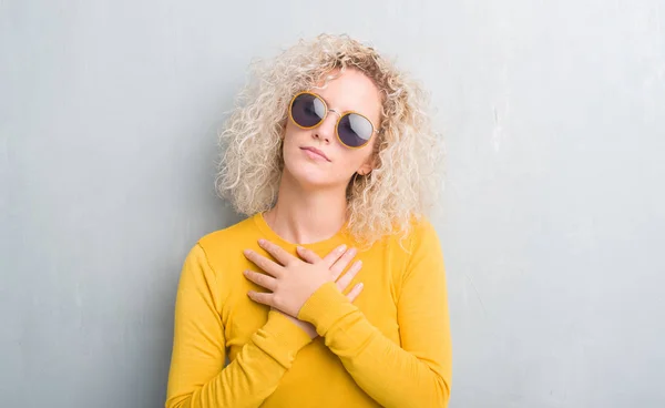 Jonge Blonde Vrouw Met Krullend Haar Grunge Grijze Achtergrond Glimlachend — Stockfoto