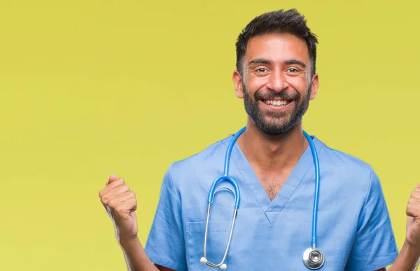 Médico Hispano Adulto Cirujano Sobre Fondo Aislado Celebrando Sorprendido Sorprendido — Foto de Stock