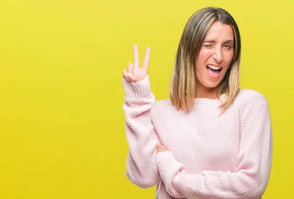 Jovem Mulher Bonita Vestindo Camisola Inverno Sobre Fundo Isolado Sorrindo — Fotografia de Stock