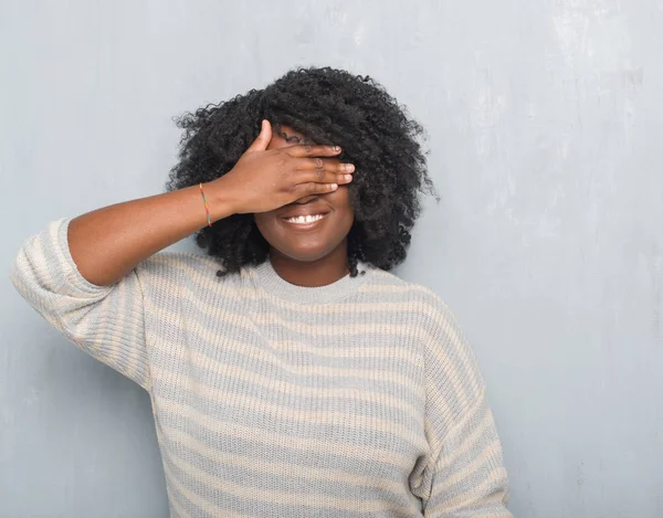 Unga Afroamerikanska Size Kvinna Över Grå Grunge Vägg Klädd Tröja — Stockfoto