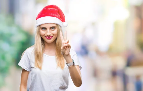 Jovem Linda Mulher Loira Chapéu Natal Sobre Fundo Isolado Sorrindo — Fotografia de Stock