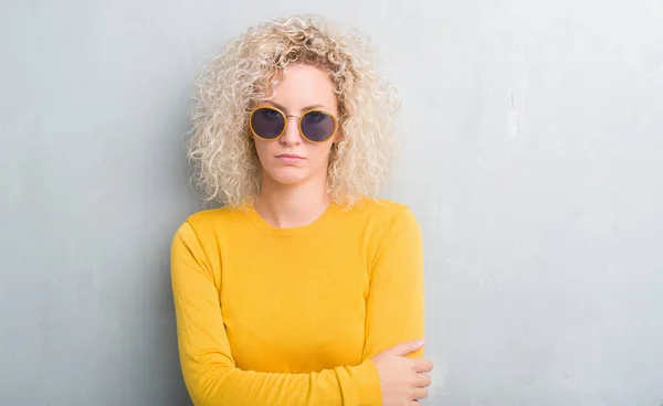 Mujer Rubia Joven Con Pelo Rizado Sobre Fondo Gris Grunge —  Fotos de Stock