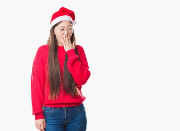 Jovem Chinesa Sobre Fundo Isolado Vestindo Chapéu Natal Entediado Bocejo — Fotografia de Stock