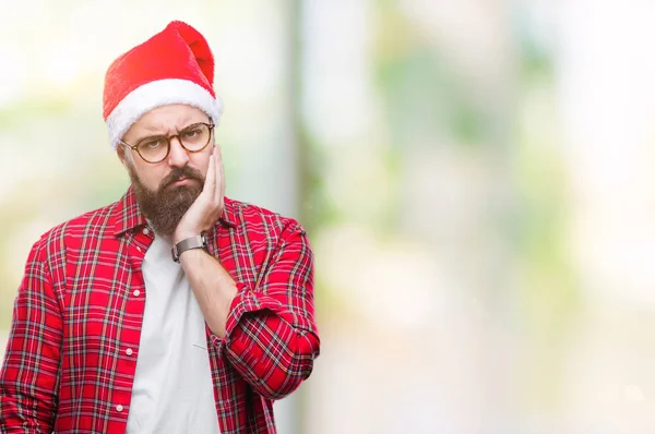 若い白人男が疲れていて 組んだ腕のうつ病問題にうんざりして孤立した背景を考えての上のクリスマスの帽子をかぶって — ストック写真