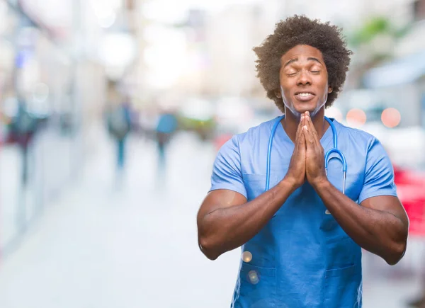 美国黑人外科医生的人在孤立的背景祈祷双手一起请求原谅微笑自信 — 图库照片