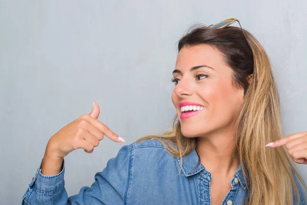 Joven Mujer Adulta Sobre Pared Gris Grunge Usando Gafas Sol —  Fotos de Stock