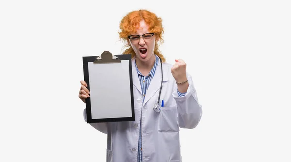赤毛の若い医師女性持株クリップボード イライラと不満の叫びと怒り狂ったと概念を怒り 挙手で叫んで — ストック写真