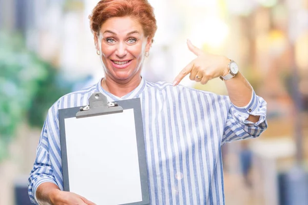 Senior Kaukasische Zakelijke Vrouw Bedrijf Klembord Geïsoleerde Achtergrond Met Verrassing — Stockfoto