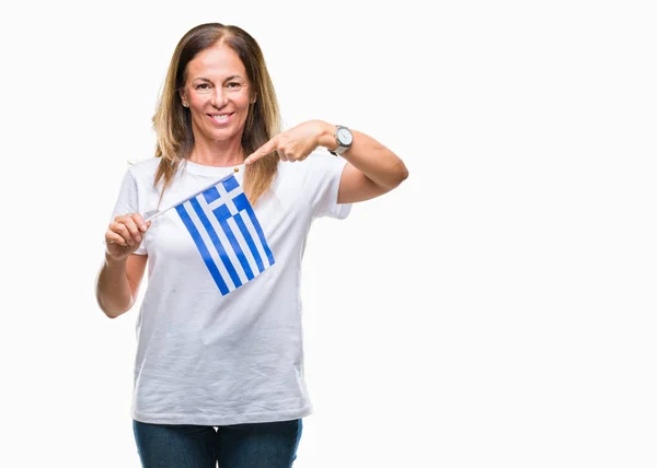 Mulher Hispânica Meia Idade Segurando Bandeira Grécia Sobre Fundo Isolado — Fotografia de Stock