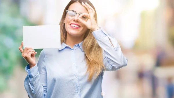 Jovem Mulher Negócios Bonita Segurando Cartão Branco Sobre Fundo Isolado — Fotografia de Stock