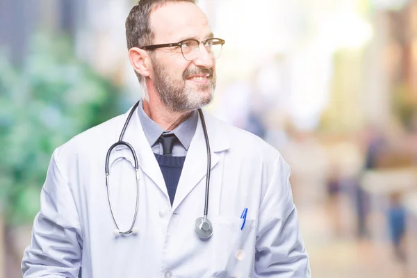 Hombre Médico Mediana Edad Con Uniforme Médico Aislado Mirando Hacia —  Fotos de Stock