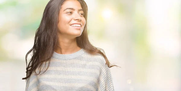 上冬のセーターを着ている若い美しいアラブ女性隔離背景が笑顔で側に自然な表現の顔に離れています 自信を持って笑ってください — ストック写真