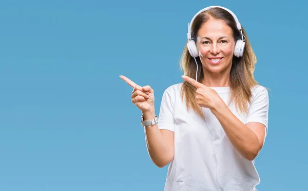 Mujer Hispana Mediana Edad Escuchando Música Usando Auriculares Sobre Fondo — Foto de Stock