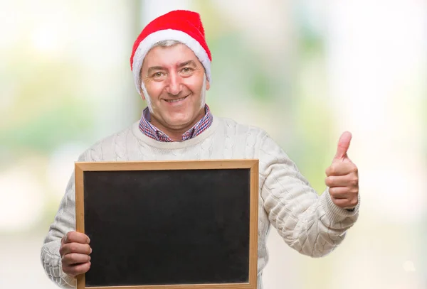 Schöner Älterer Mann Trägt Weihnachtsmütze Und Hält Tafel Über Isoliertem — Stockfoto