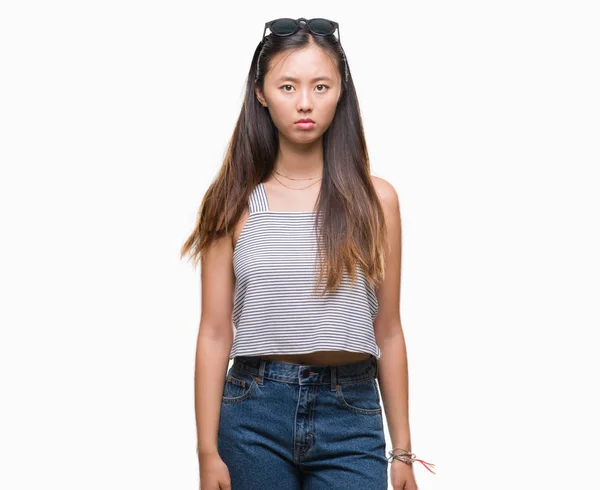 Mujer Asiática Joven Con Gafas Sol Sobre Fondo Aislado Escéptico — Foto de Stock