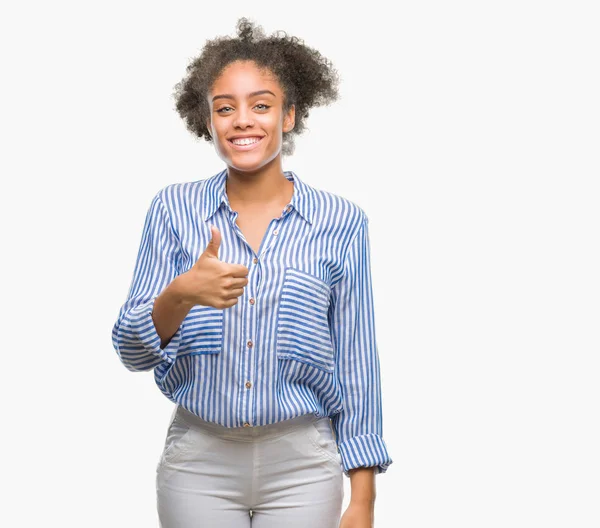 Genç afro Amerikan kadın hareketi el ile mutlu yaşasın yapıyor izole arka plan yüzünden. Kameraya bakarak başarı gösteren ile ifade onaylama.
