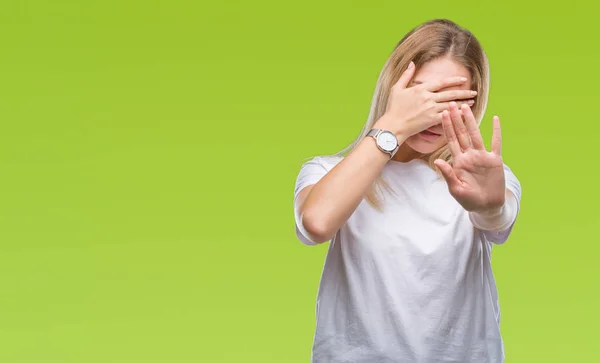 Mujer Caucásica Joven Sobre Fondo Aislado Cubriendo Los Ojos Con —  Fotos de Stock