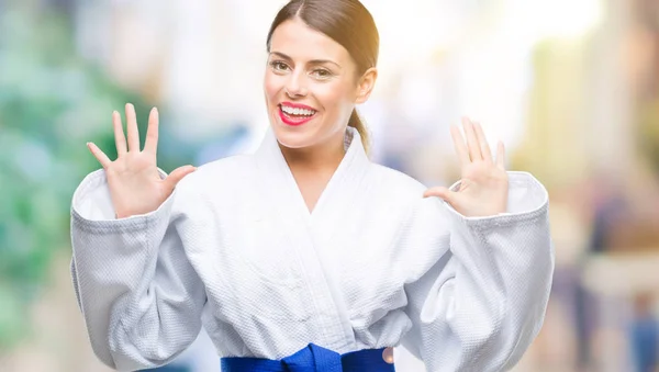 Ung Vacker Kvinna Bär Karate Kimono Uniform Över Isolerade Bakgrund — Stockfoto