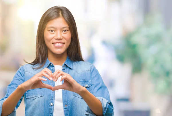 Jonge Aziatische Vrouw Geïsoleerde Achtergrond Glimlachend Liefde Met Hartsymbool Vorm — Stockfoto