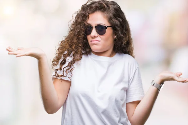 Schöne Brünette Lockige Haare Junge Mädchen Mit Sonnenbrille Über Isoliertem — Stockfoto