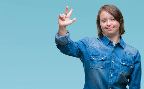 Молодая Взрослая Женщина Синдромом Дауна Изолированном Фоне Показывает Указывает Пальцами — стоковое фото