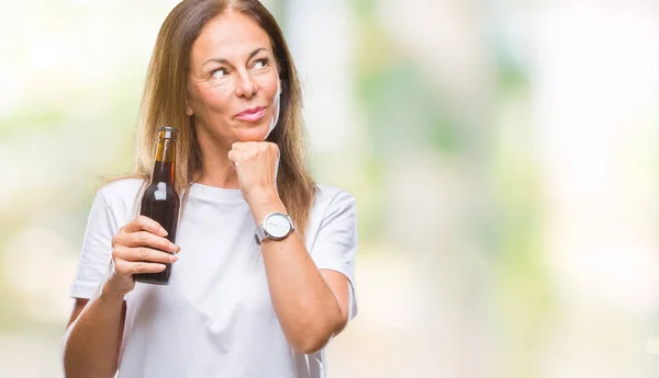 Mujer Hispana Mediana Edad Bebiendo Cerveza Sobre Fondo Aislado Cara — Foto de Stock