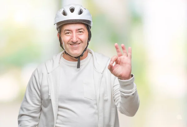 Schöner Älterer Radfahrer Mann Mit Fahrradhelm Über Isoliertem Hintergrund Tut — Stockfoto