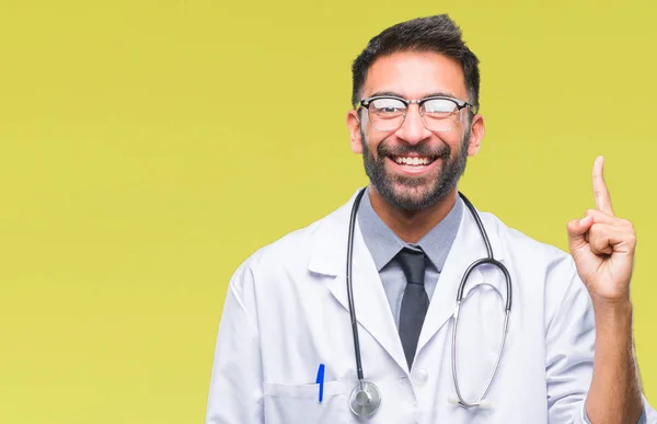 Adulto Ispanico Medico Uomo Sfondo Isolato Mostrando Indicando Con Dito — Foto Stock