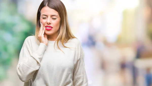 年轻美丽的妇女休闲白色毛衣在孤立的背景触摸口与手疼痛表达由于牙痛或牙齿疾病 牙医概念 — 图库照片